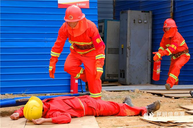 “事故”发生后,企业救援队按预案第一时间开展施救 “事故”发生后,企业救援队按预案第一时间开展施救