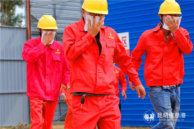 企业员工有序撤离“着火”区域 企业员工有序撤离“着火”区域