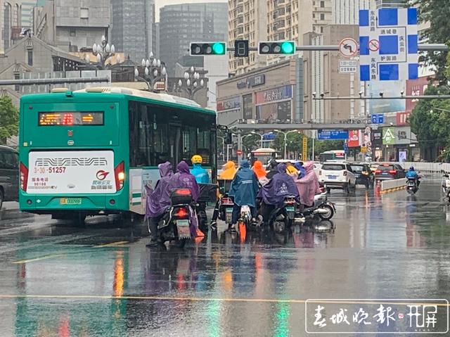 “乘风破浪”的外卖小哥，雨天“有单必达”，希望多些理解 (1).jpg
