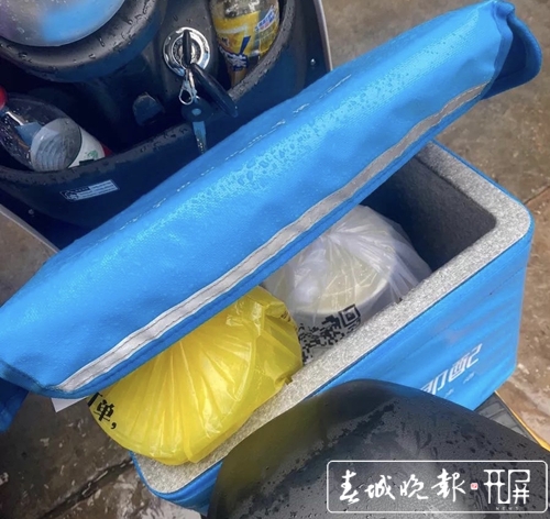 “乘风破浪”的外卖小哥，雨天“有单必达”，希望多些理解_副本.jpg
