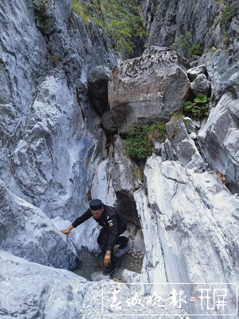 俩小伙私自攀爬玉龙雪山被困3小时后被民警从崖壁救下