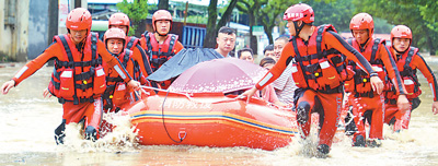 7月9日,福建南平武夷山市出现强降雨,城区多处积水严重,消防部门立即组织救援力量,转移疏散被困群众。 7月9日,福建南平武夷山市出现强降雨,城区多处积水严重,消防部门立即组织救援力量,转移疏散被困群众。