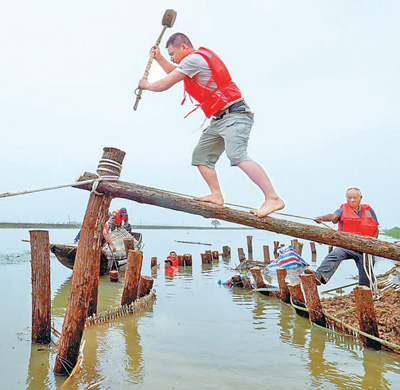 7月10日9时,安徽宣城市郎溪县飞鲤镇跃进圩南大堤防汛人员在巡堤过程中发现一处管涌,采取措施迅速处理,确保大堤安全。 7月10日9时,安徽宣城市郎溪县飞鲤镇跃进圩南大堤防汛人员在巡堤过程中发现一处管涌,采取措施迅速处理,确保大堤安全。