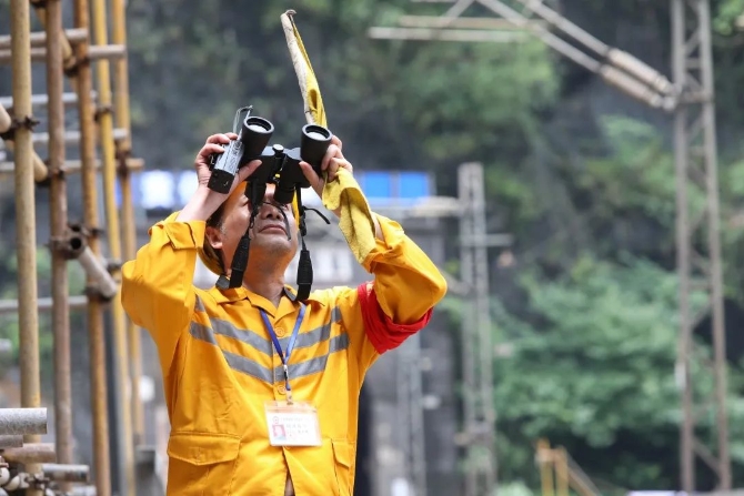 大雨来袭！两位老兵徒步走进深山里