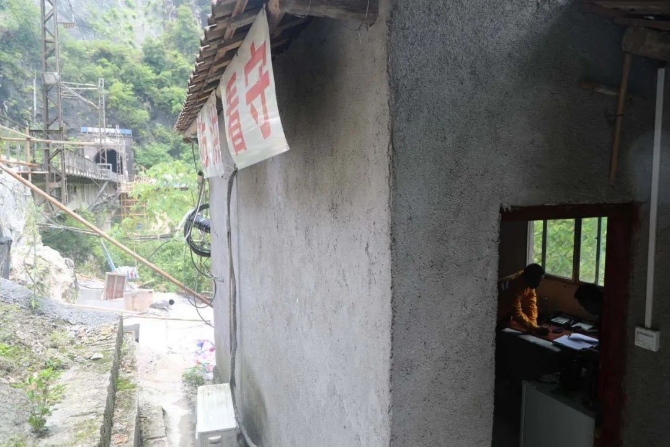 大雨来袭！两位老兵徒步走进深山里