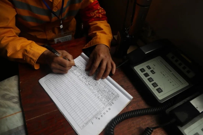 大雨来袭！两位老兵徒步走进深山里