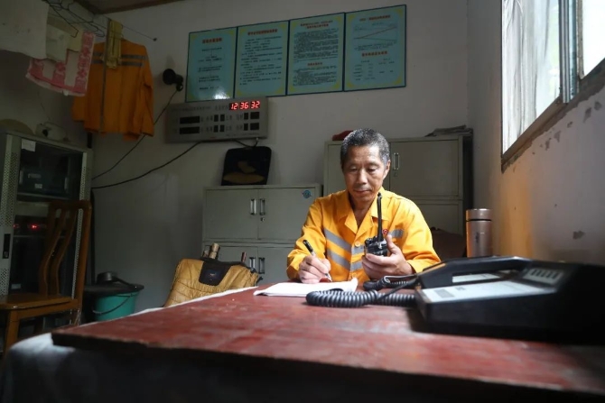 大雨来袭！两位老兵徒步走进深山里
