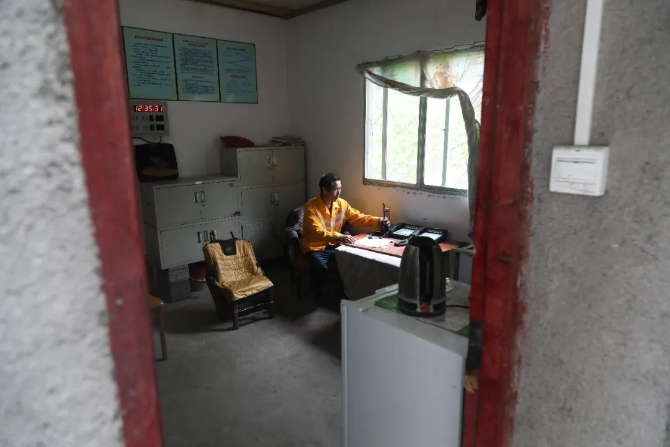 大雨来袭！两位老兵徒步走进深山里