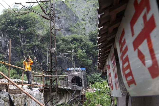 大雨来袭！两位老兵徒步走进深山里