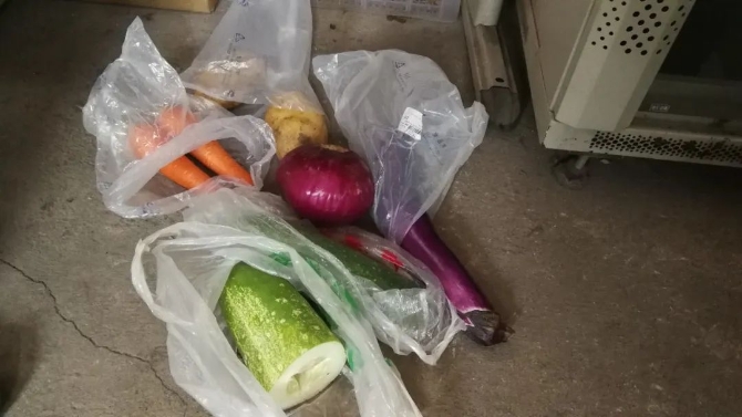 大雨来袭！两位老兵徒步走进深山里