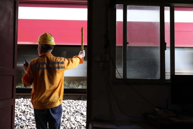 大雨来袭！两位老兵徒步走进深山里