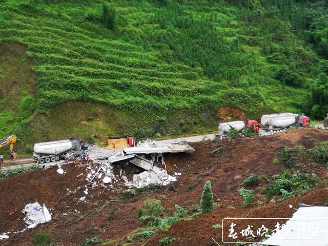 彝良发生山体滑坡!公路和酒厂被掩埋,两人失联!现场视频触目惊心2.jpg