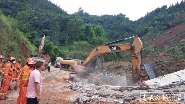 彝良发生山体滑坡!公路和酒厂被掩埋,两人失联!现场视频触目惊心6.jpg