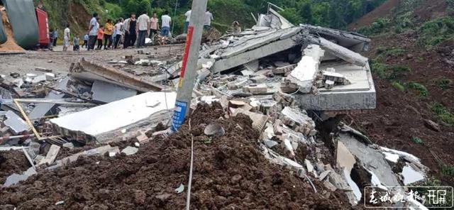 彝良发生山体滑坡!公路和酒厂被掩埋,两人失联!现场视频触目惊心4.jpg