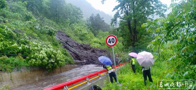 贡山警方持续奋战在泥石流防汛救灾一线 (5).jpg
