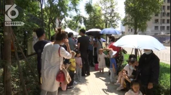 “说好人人有份的幼儿园居然要摇号！”这群爸妈怒了