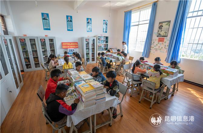 图三 同学们在图书室安静地阅读新书 记者王竣彦 摄 图三 同学们在图书室安静地阅读新书 记者王竣彦 摄