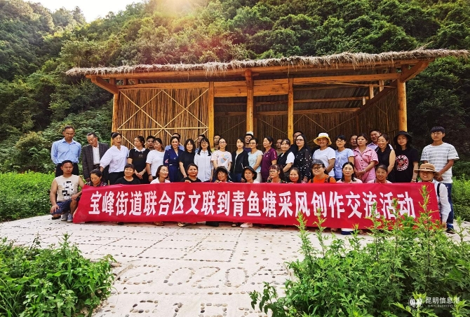 专家采风途中合影。