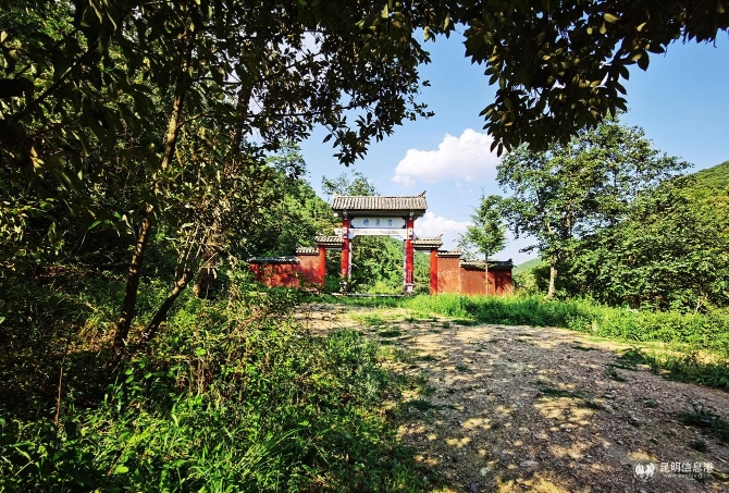 参与人员在青鱼塘徒步。