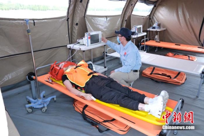 伤员进入帐篷中的监护室。 东方医院供图 点击进入下一页