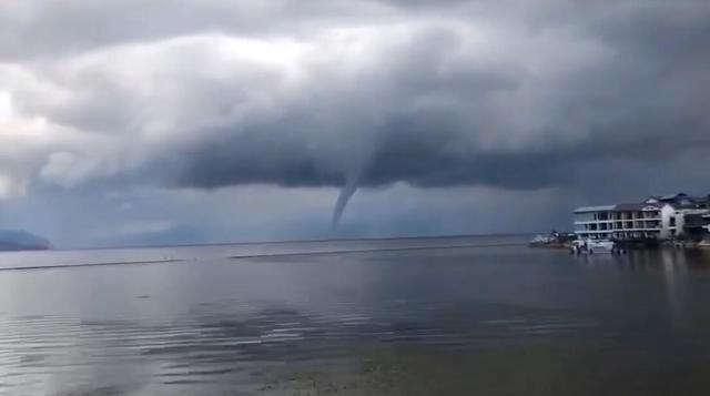 网传洱海出现罕见“龙吸水”奇观