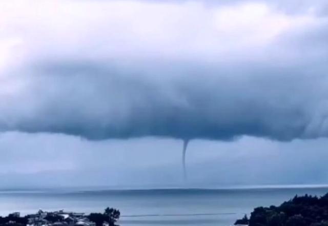 网传洱海出现罕见“龙吸水”奇观