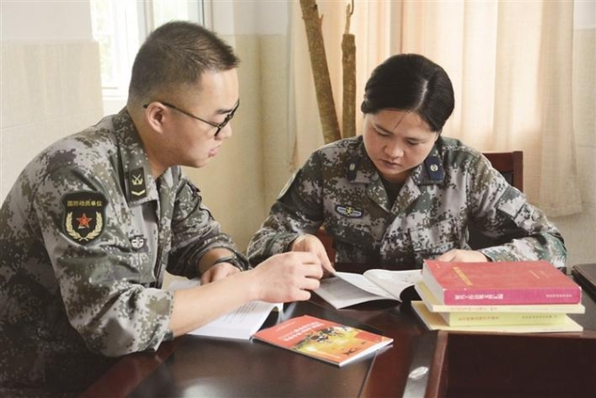 7月30日,徐会正在和同事交流学习,对照新旧政策的变化。 7月30日,徐会正在和同事交流学习,对照新旧政策的变化。