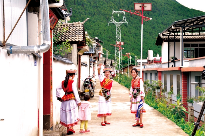 甲马洛村民小组搬迁群众生活大变样,村民脸上堆满笑容。 甲马洛村民小组搬迁群众生活大变样,村民脸上堆满笑容。