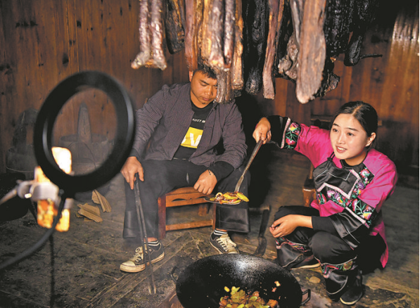 “现在生活比我酿的蜂蜜还要甜!”这群苗族村民把日子过成“向往的生活”