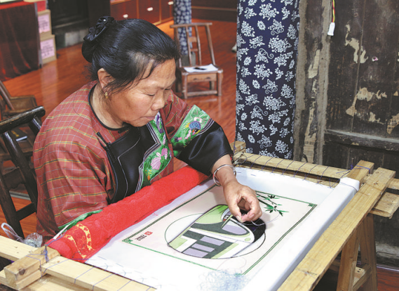 “现在生活比我酿的蜂蜜还要甜!”这群苗族村民把日子过成“向往的生活”