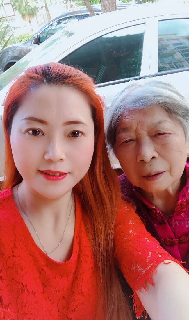 田小平和妈妈的合影 田小平和妈妈的合影