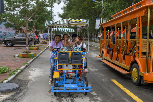 2020年8月,内蒙古兴安盟义勒力特嘎查,骑着观光自行车的游客。 本文图片 均为澎湃新闻记者 孙湛 图
