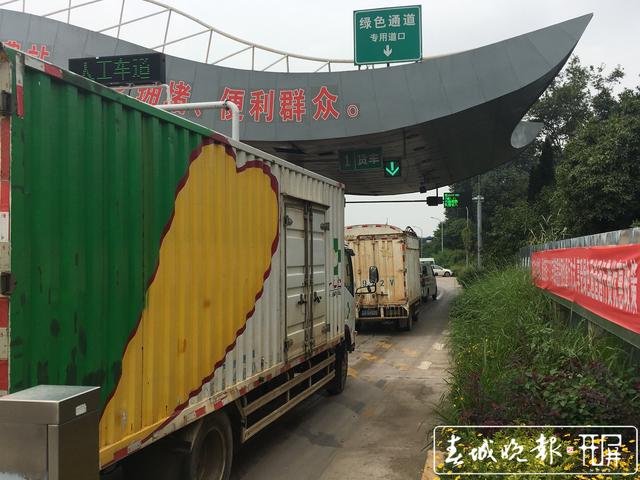 7大原因导致昆明西收费站通行缓慢 29日零时起,昆明西收费站新增货车入口称重检测系统车道 王磊 摄