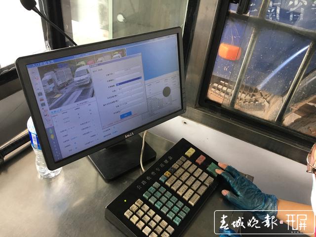 7大原因导致昆明西收费站通行缓慢 29日零时起,昆明西收费站新增货车入口称重检测系统车道 王磊 摄