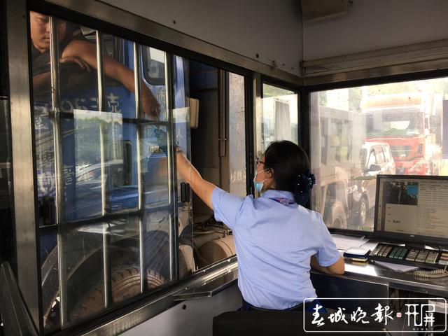 7大原因导致昆明西收费站通行缓慢 29日零时起,昆明西收费站新增货车入口称重检测系统车道 王磊 摄