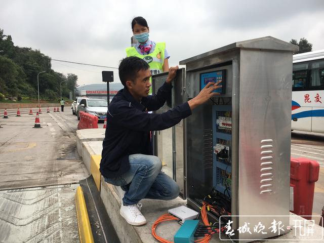 7大原因导致昆明西收费站通行缓慢 29日零时起,昆明西收费站新增货车入口称重检测系统车道 王磊 摄