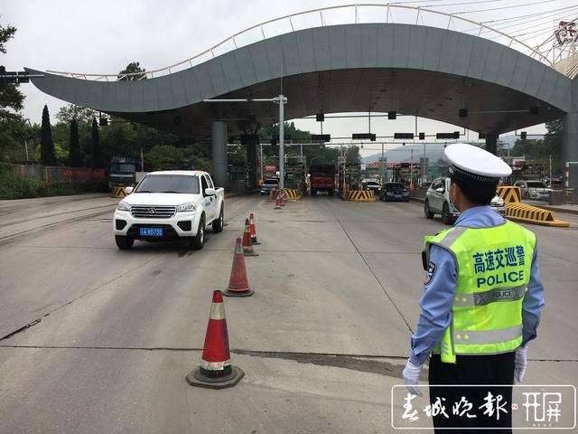 7大原因导致昆明西收费站通行缓慢 29日零时起,昆明西收费站新增货车入口称重检测系统车道 王磊 摄