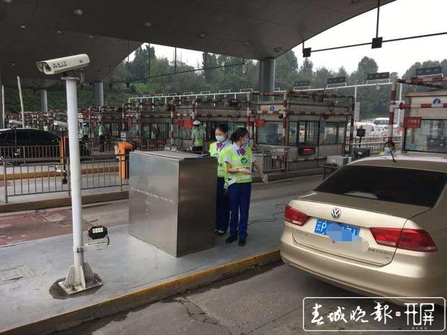 7大原因导致昆明西收费站通行缓慢 29日零时起,昆明西收费站新增货车入口称重检测系统车道 王磊 摄