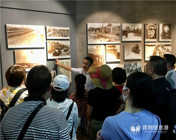 观看西安事变史实陈列展 观看西安事变史实陈列展