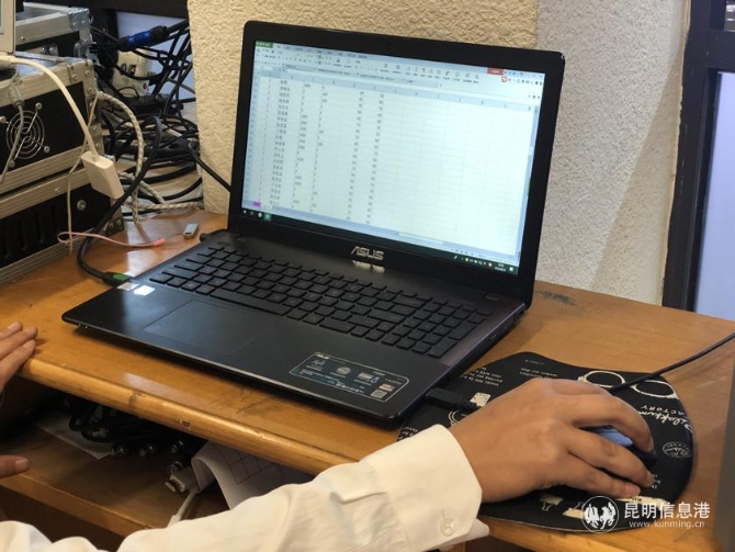 家长代表参与电脑随机分班。记者上官艳君摄_副本 家长代表参与电脑随机分班。记者上官艳君摄_副本