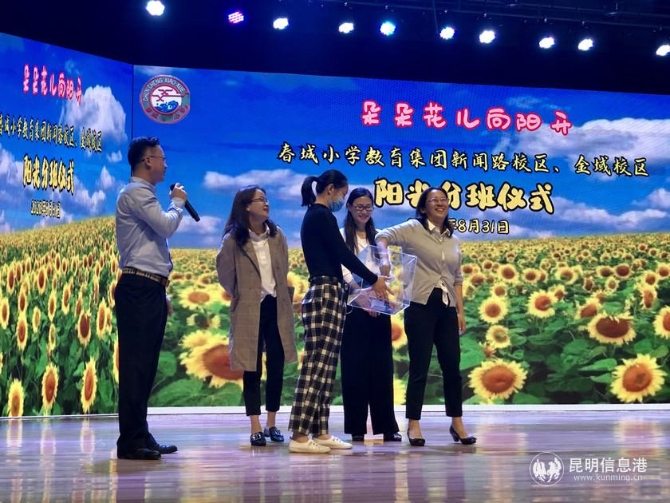 班主任抽签。记者上官艳君摄_副本 班主任抽签。记者上官艳君摄_副本