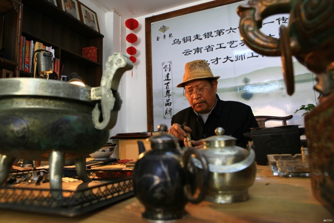 乌铜走银制作技艺国家级传承人金永才。.jpg