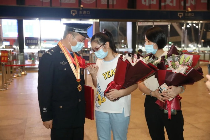 李忠建：冲锋在前，守护战“疫”生命线｜铁路抗疫英雄谱之二