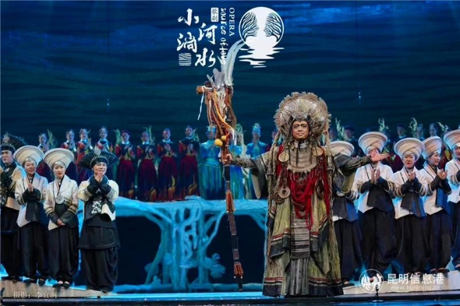 演员谢幕 李宜涧摄