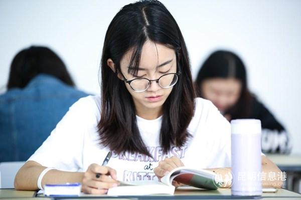 专注阅读 供图。[1]