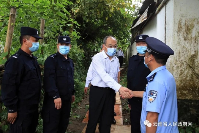 阮成发在瑞丽督导检查新冠肺炎疫情防控工作时强调：慎终如始抓紧抓实抓细边境疫情防控工作