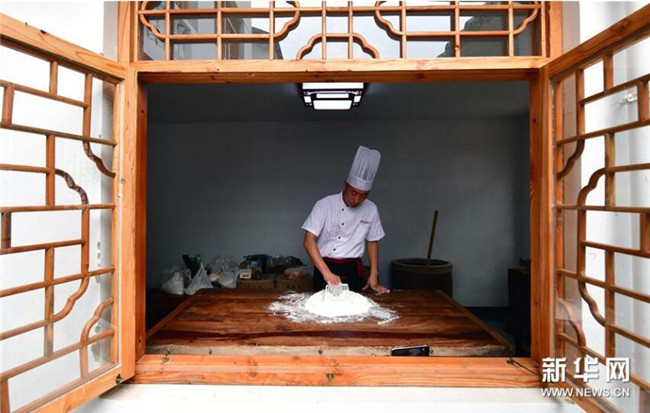 2 9月13日,在河南省商丘市夏邑县太平镇聂陈楼村,张旭用麦芽糖浆和面。新华社记者 冯大鹏 摄 2 9月13日,在河南省商丘市夏邑县太平镇聂陈楼村,张旭用麦芽糖浆和面。新华社记者 冯大鹏 摄