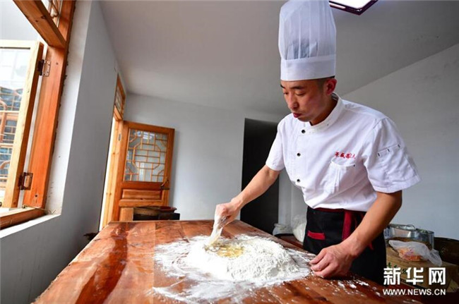 3 9月13日,在河南省商丘市夏邑县太平镇聂陈楼村,张旭用麦芽糖浆和面。新华社记者 冯大鹏 摄 3 9月13日,在河南省商丘市夏邑县太平镇聂陈楼村,张旭用麦芽糖浆和面。新华社记者 冯大鹏 摄