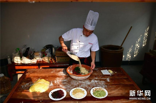 4 9月13日,在河南省商丘市夏邑县太平镇聂陈楼村,张旭在拌月饼馅。新华社记者 冯大鹏 摄 4 9月13日,在河南省商丘市夏邑县太平镇聂陈楼村,张旭在拌月饼馅。新华社记者 冯大鹏 摄