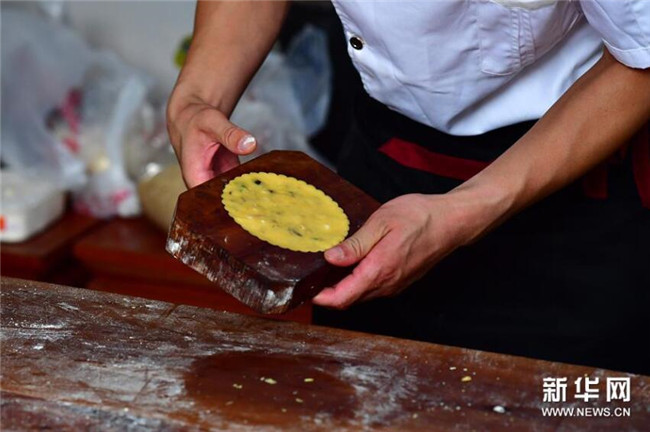 5 9月13日,在河南省商丘市夏邑县太平镇聂陈楼村,张旭在拌月饼馅。新华社记者 冯大鹏 摄 5 9月13日,在河南省商丘市夏邑县太平镇聂陈楼村,张旭在拌月饼馅。新华社记者 冯大鹏 摄